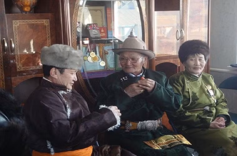 Vào dịp Tết, người Mông Cổ thường bán rượu và tặng nhau những món quà để cầu chúc một năm mới thịnh vượng, ấm no. Ảnh: khbayar0330. 