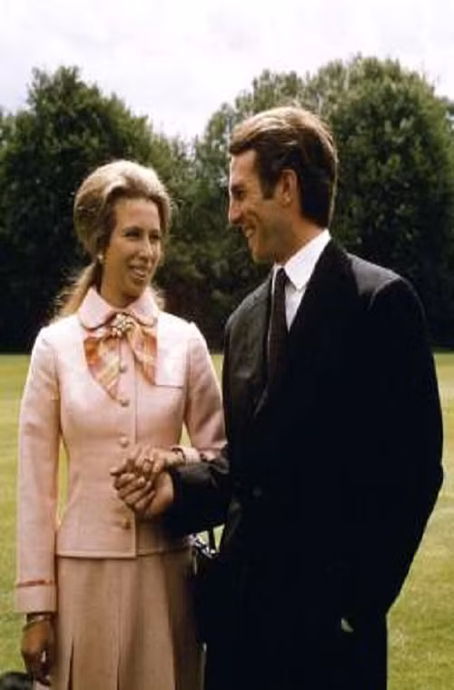 Bức ảnh chụp Công nương Anne và hôn phu Mark Phillips tại cung điện Buckingham sau khi lễ đính hôn của họ được công bố năm 1973. Ảnh: PA.
