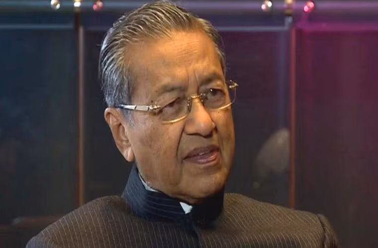 Ngày 5/8/1956, Mahathir Mohamad kết hôn với bà Siti Hasmah Mohd Ali, bác sĩ và là bạn cùng đại học. Vợ chồng ông Mahathir có 5 người con, ba con trai và hai con gái. Ảnh: BBC.