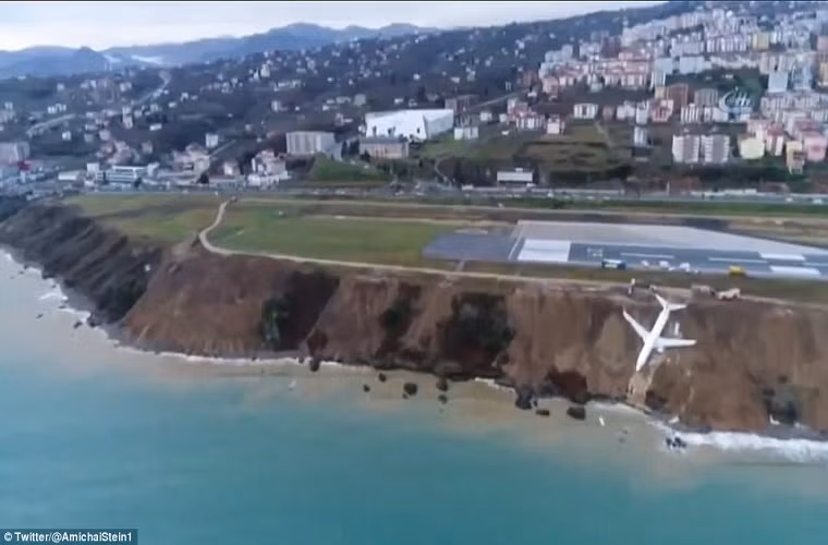 Khi đó, chiếc máy bay Boeing 737-800 đã bị chệch khỏi đường băng, tiếp tục lao xuống lưng chừng vách đá và dừng lại ở vị trí chỉ cách Biển Đen vài mét. Ảnh: Twitter.