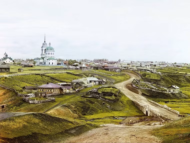 Ngôi làng Kolchedan nằm trong dãy núi Ural gần Ekaterinburg là trung tâm khai thác và chế tác sa thạch thời kỳ đó.