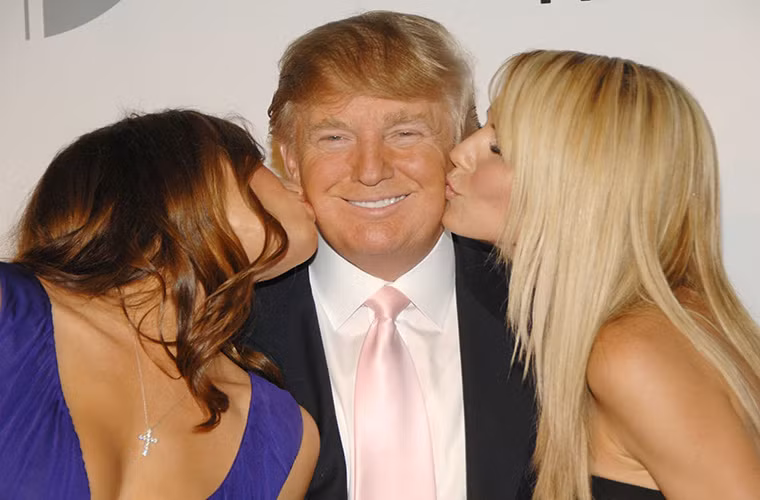 Theo Sputnik, mới đây, Tổng thống Trump bị “tố” là có quan hệ tình cảm với nữ diễn viên khiêu dâm Stormy Daniels vào năm 2006, trong khi ông đã kết hôn với bà Melania. Tuy nhiên, người phát ngôn của Đệ nhất phu nhân Mỹ, Stephanie Grisham, chỉ trích tin tức này là “giả mạo”. Trước đó, nhiều vị chính khách nổi tiếng thế giới từng điêu đứng do dính líu đến bê bối tình ái. (Nguồn ảnh: Sputnik)