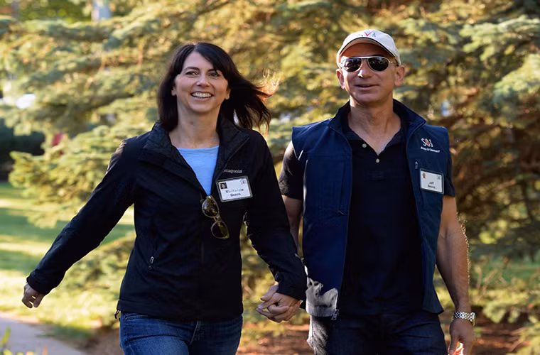 Năm 1994, hai vợ chồng tỷ phú Bezos xin nghỉ việc tại D.E.Shaw và chuyển tới Seattle để thành lập Amazon.