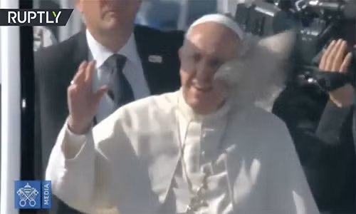 Giáo hoàng Francis bị ném đồ vào mặt ở Chile. Ảnh: RT.