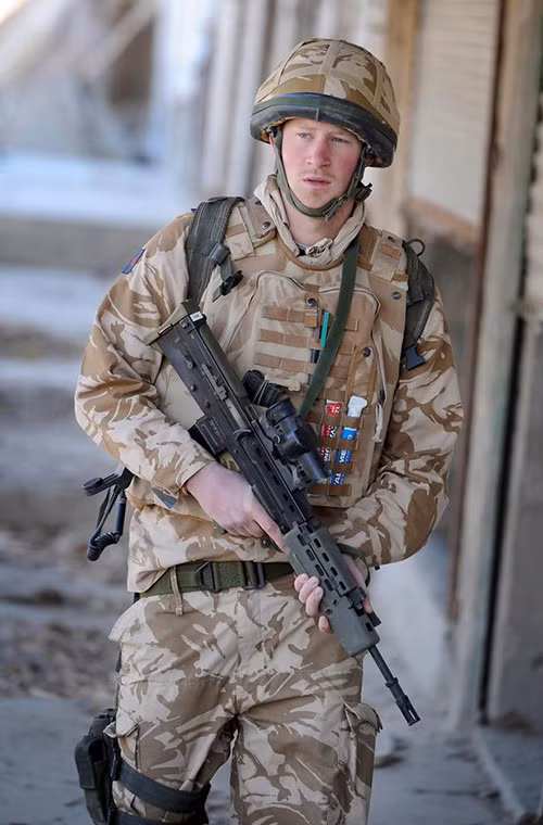 Hoàng tử Anh Harry tuần tra tại thị trấn Garmisir, miền nam Afghanistan.