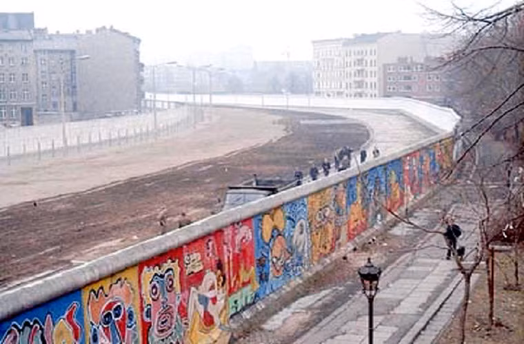 Ngày nay, Bức tường Berlin vẫn là một trong những biểu tượng mạnh mẽ nhất và lâu dài nhất của Chiến tranh Lạnh. Ảnh: Một phần của Bức tường Berlin ở Bethaniendamm, nhìn từ phía Tây Đức, năm 1986. Ảnh: Wikipedia.