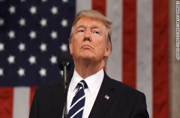 Hôm 11/1/2018, Tổng thống Donald Trump được cho là đã đặt câu hỏi “Tại sao nước Mỹ lại chấp nhận nhiều người nhập cư từ Haiti và các quốc gia 'dơ dáy' ở Châu Phi thay vì những nơi như Na Uy?”. Phát ngôn này của ông Trump đã khiến Châu Phi giận dữ và yêu cầu ông Trump xin lỗi. Tuy nhiên, ngày 14/1, Tổng thống Trump đã lên tiếng lên tiếng phủ nhận việc sử dụng những từ ngữ xúc phạm, miệt thị và có tính phân biệt chủng tộc này. Ảnh: CNN.