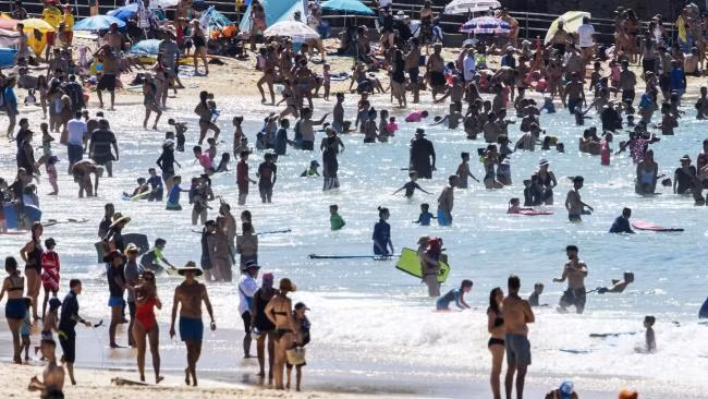 Rất đông người dân đã đổ đến bãi biển ở thành phố Sydney để tránh nóng. Ảnh: News.com.
