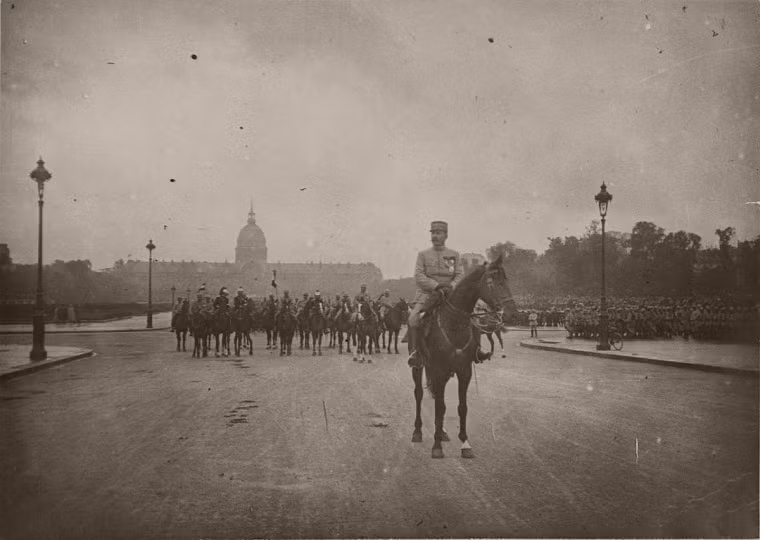Tướng Auguste-Ivan-Edmond trên lưng ngựa dẫn đầu đoàn kỵ binh ở Paris năm 1916.