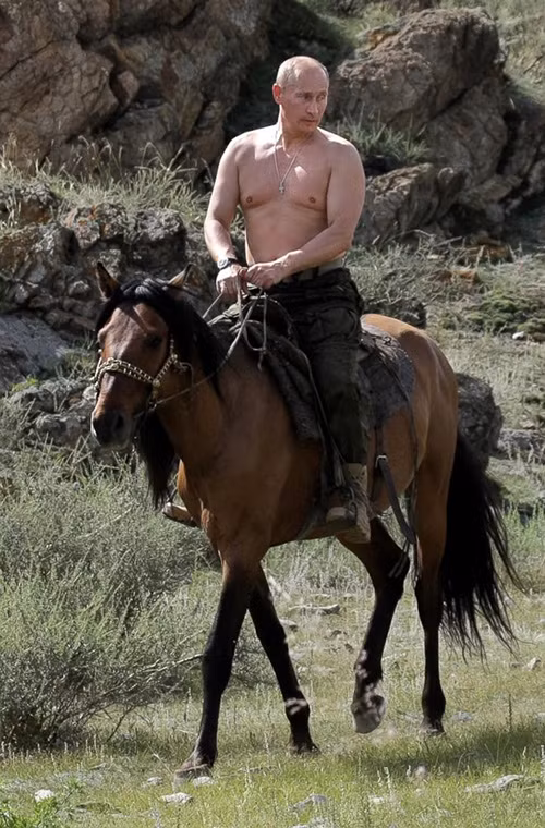 Ông Vladimir Putin cởi trần ở nam Siberia năm 2009.