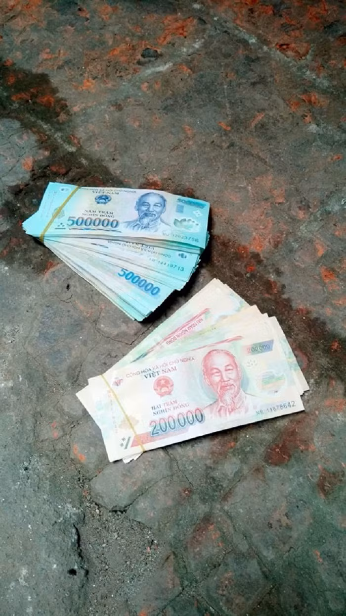 Tệp tiền mệnh giá 500 nghìn đồng và 200 nghìn đồng được Dư chia sẻ lên trang facebook cá nhân.