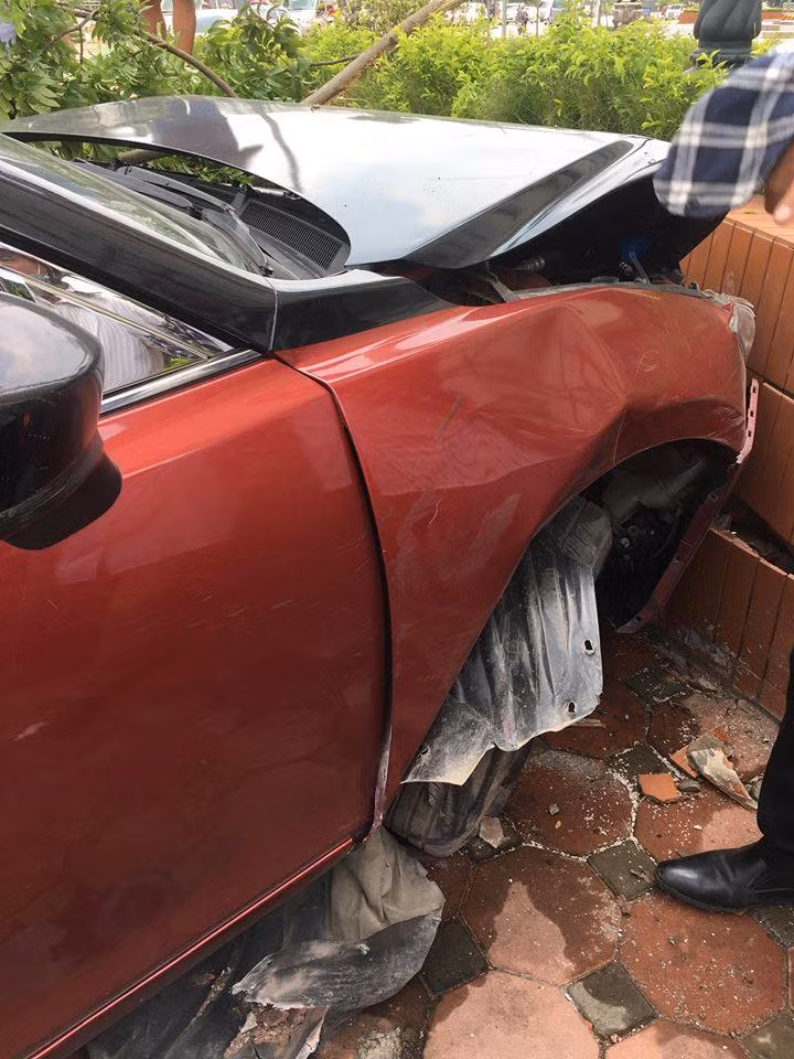 Vua bi phat, xe Mazda 3 lai dam lien hoan nao loan pho Ha Noi-Hinh-3