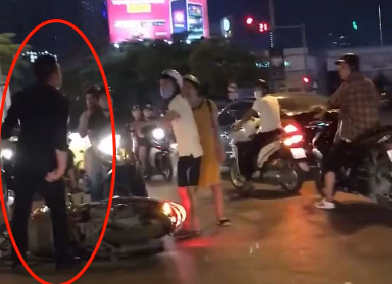Cong an moi thanh nien di SH xo nga ba bau len lam viec