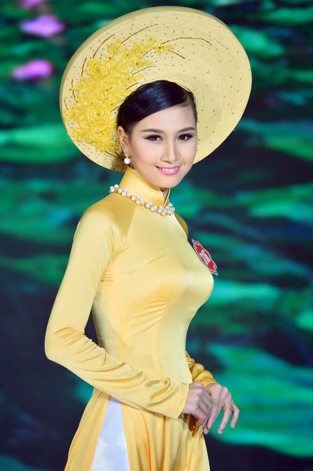 Cách đây 4 năm, Nguyễn Thị Hà tham dự cuộc thi "Hoa hậu Việt Nam" và mang số báo danh 316. Ngay từ những vòng đầu tiên, cô đã được đánh giá cao bởi sở hữu vẻ đẹp dịu dàng, chiều cao nổi bật 1m71 và mái tóc suôn mượt.