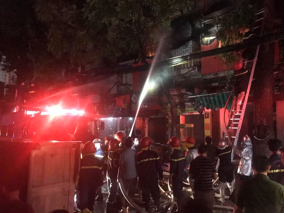 Ngay khi tiếp nhận tin báo, lực lượng chức năng khẩn trương đến hiện trường để dập lửa.