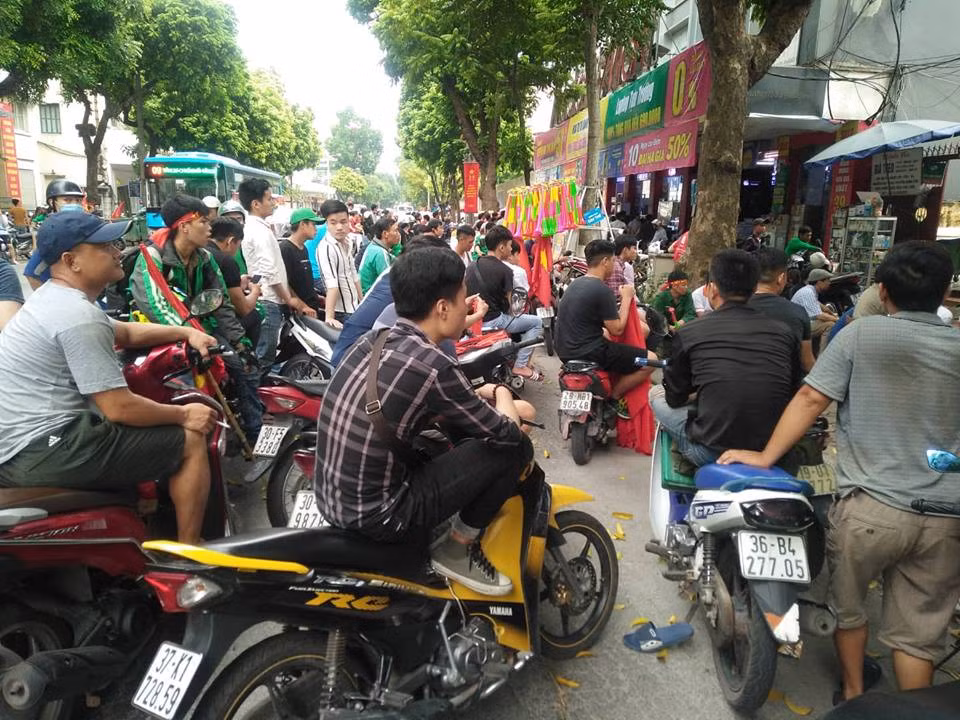 Người hâm mộ đứng dài trên đường Hai Bà Trưng theo dõi trận đấu.