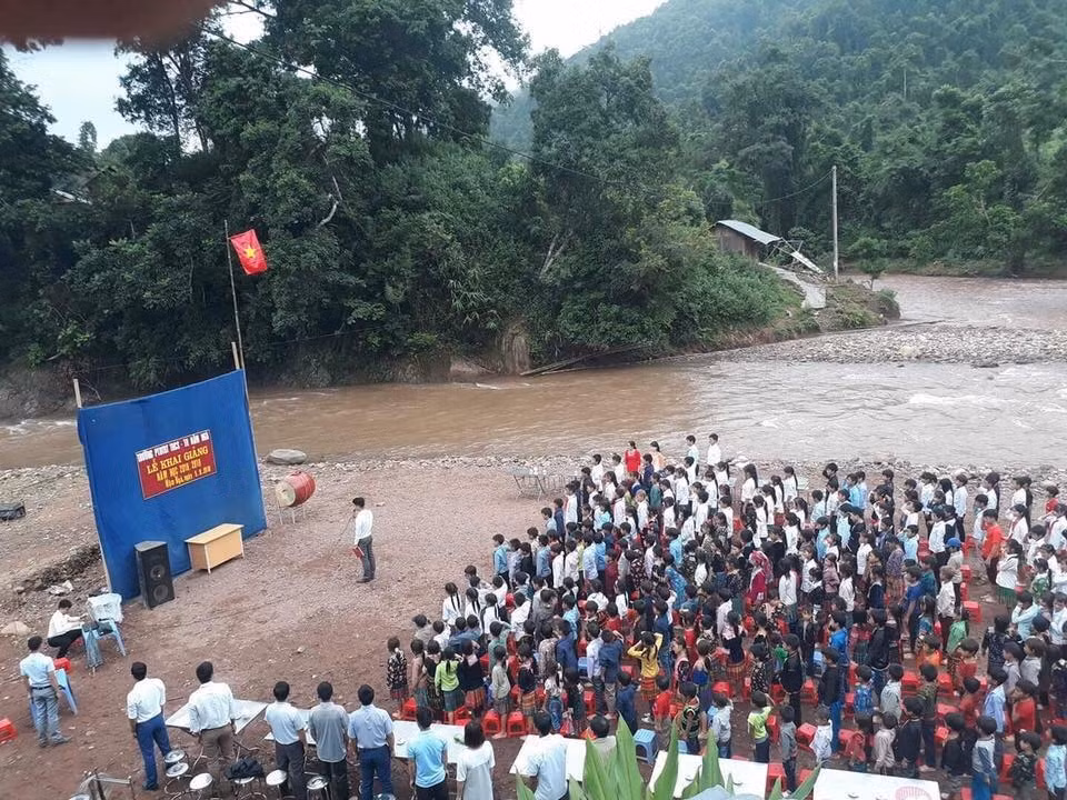 Nghen ngao hinh anh hoc sinh khai giang ben bo suoi