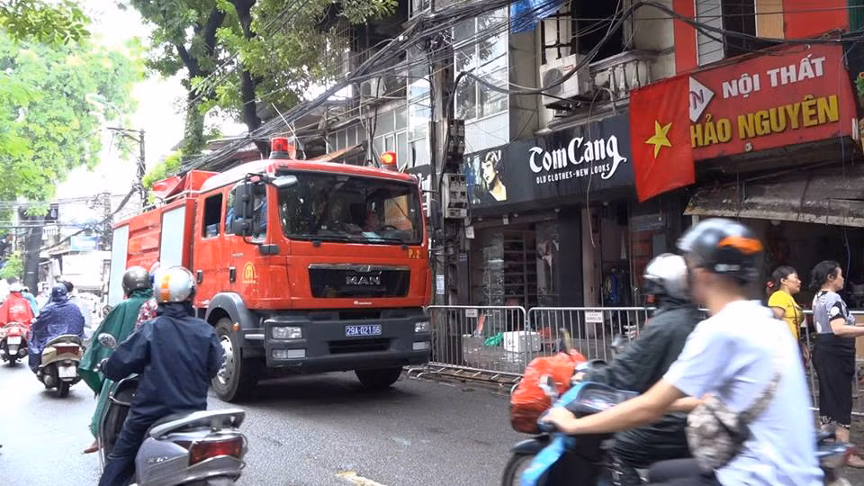 Lua lai bung phat o hien truong vu chay tren duong De La Thanh