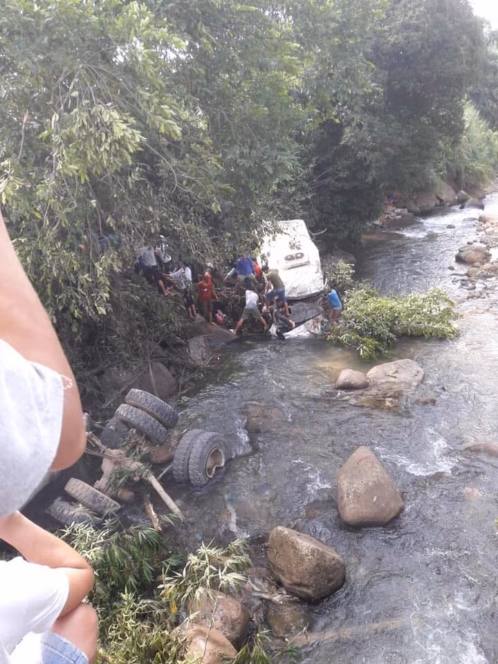 Lai Chau: Xe bon mat phanh dam kinh hoang xe khach, 11 nguoi tu vong