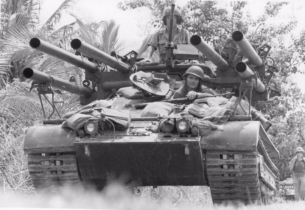 Xe tăng M50 Ontos hay còn được phân loại là pháo tự hành chống tăng là kết quả của chương trình phát triển phương tiện chống tăng đổ bộ đường không cho lính dù Mỹ do công ty Allis-Chalmers phát triển từ đầu những năm 1950. Công ty này vào tháng 8/1955 đã ký hợp đồng cung cấp 297 chiếc M50 Ontos cho Quân đội Mỹ.
