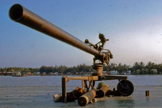 Một khẩu súng không giật M40 có trọng lượng 209,5 kg (nòng súng + giá 3 chân); dài 3,404 m; cao 1,02 m. Khẩu súng có thể làm nhiệm vụ chống tăng, đánh phá công sự phòng ngự kiên cố, các tòa nhà và diệt cả bộ binh đối phương.