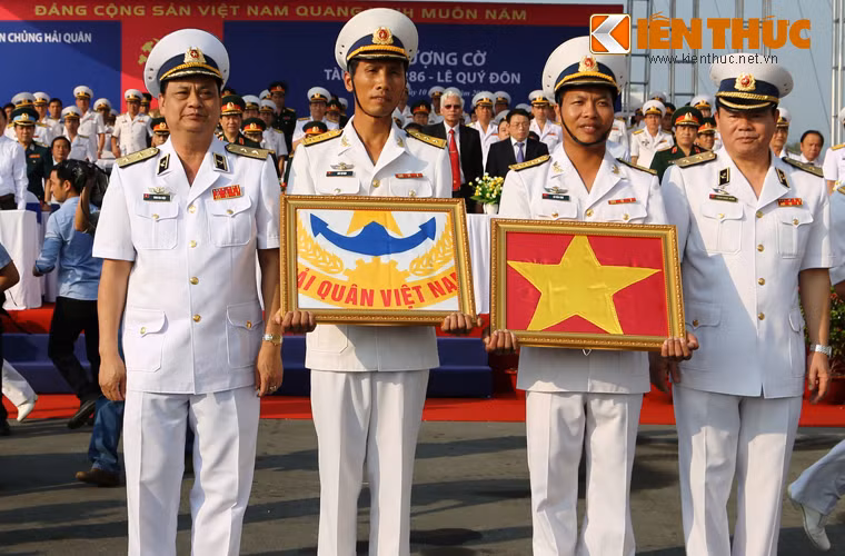 Ngay sau khi tiếp nhận tàu buồm tại Ba Lan, trong hành trình về Việt Nam, Tàu buồm 286 Lê Qúy Đôn đi qua Đại Tây Dương, qua Eo biển Caribê và qua Thái Bình Dương. Vượt qua hai cơn bão lớn, gió cấp 11 và bốn đợt áp thấp, với thời gian đi biển 122 ngày, vượt trên 20 nghìn hải lý, ngày 27/1, Tàu buồm 286- Lê Quý Đôn đã cập quân cảng Nha Trang an toàn. Ảnh: Thuyền trưởng, thuyền phó tàu Lê Quý Đôn nhận cờ Hải quân và Quốc kỳ.