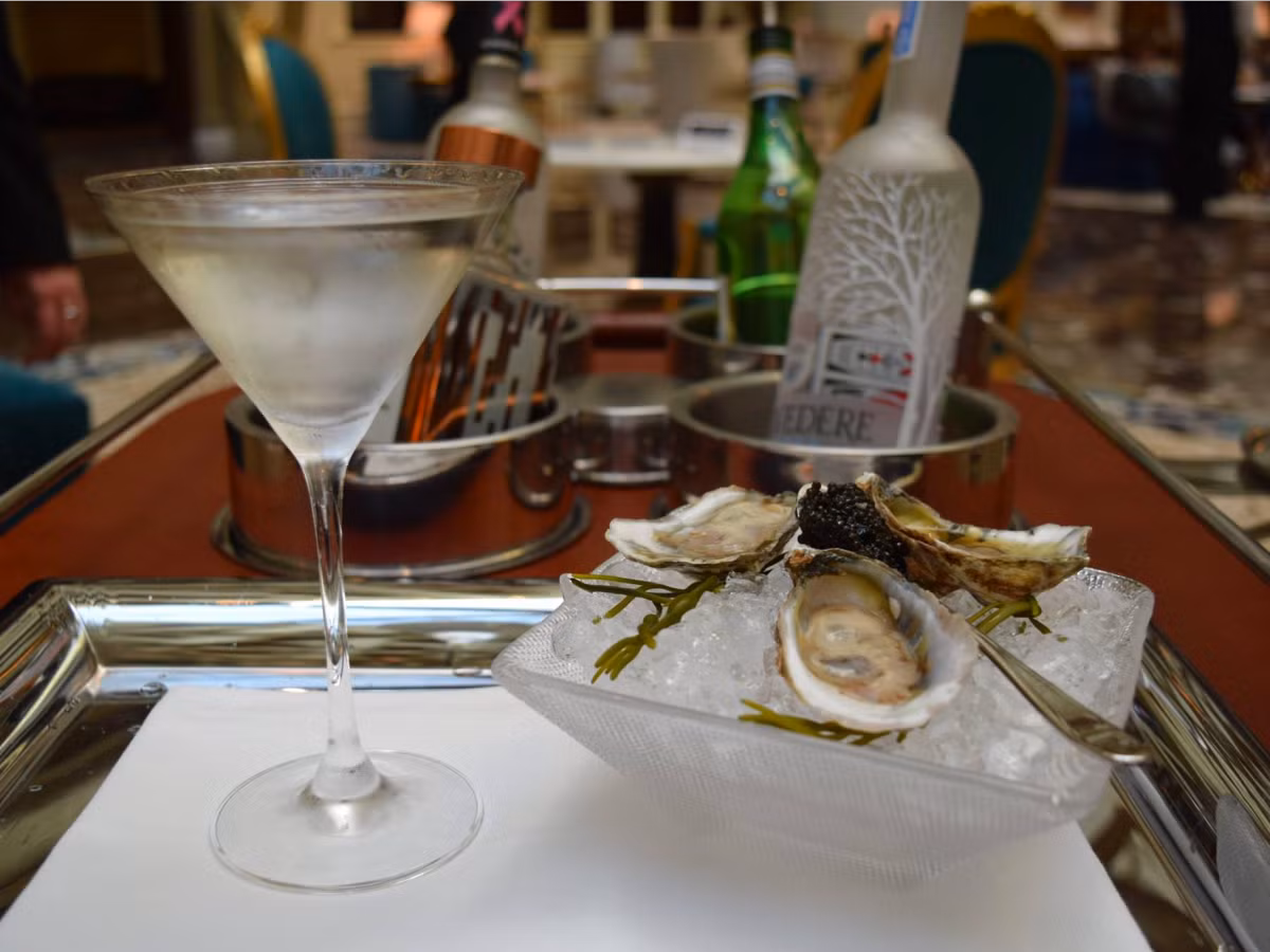Thực đơn cocktail bao gồm một số loại đồ uống đắt tiền. Ví dụ một ly cocktail 100 USD được gọi là "The Benjamin" sẽ bao gồm các thành phần quý như lúa mạch đen, khoai tây, rượu vodka lúa mì mùa đông, hàu sống và trứng cá muối. Nguồn ảnh: Businessinsider.