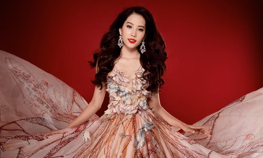 Trước đó, ở phần thi tài năng Nam Em cũng tỏa sáng với chiếc váy xòe công chúa họa tiết hoa nổi tuyệt đẹp để thể hiện ca khúc You raise me up giúp Nam Em tạo được ấn tượng với giám khảo và cũng giành huy chương bạc. Ảnh: 24h.