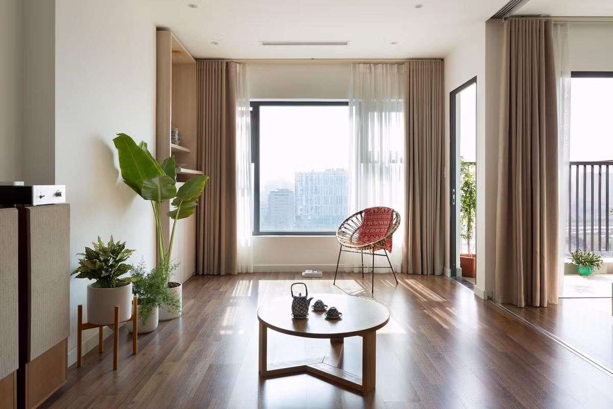Không gian sinh hoạt của căn hộ không có sofa, chỉ có bộ bàn dài và ghế. Đây là nơi mọi người làm việc, gặp gỡ, trò chuyện, ăn uống, thư giãn.