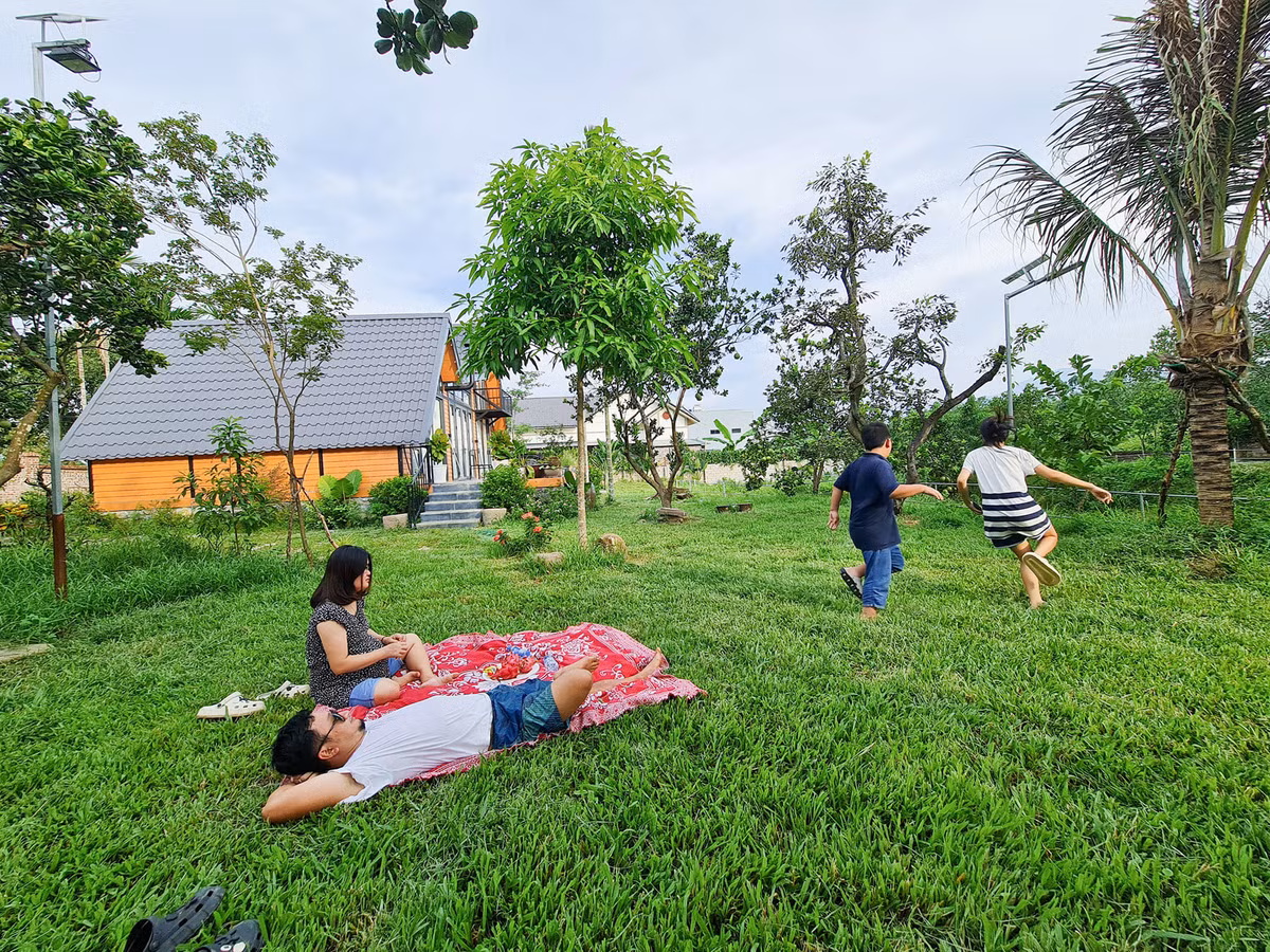 Không gian nhà vườn của gia đình anh Sơn có diện tích 1.500m2, tọa lạc tại huyện Ba Vì, cách trung tâm thành phố Hà Nội khoảng 60km. Khu vực này có không khí mát mẻ dễ chịu, trong lành và hệ thống giao thông thuận tiện. Ảnh: Phan Hồng Sơn