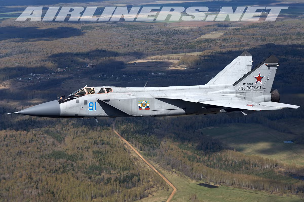 Cũng theo BQP Nga, đặc biệt là tiêm kích MiG-31 với hệ thống radar mạng pha cực mạnh sẽ giúp kiểm soát và bảo vệ không phận Syria theo mốc thời gian thực. Qua đó cho phép Không quân Nga giảm bớt tần suất hoạt động của các máy bay cảnh báo sớm và chỉ huy trên không A-50. Nguồn ảnh: Airlines.net