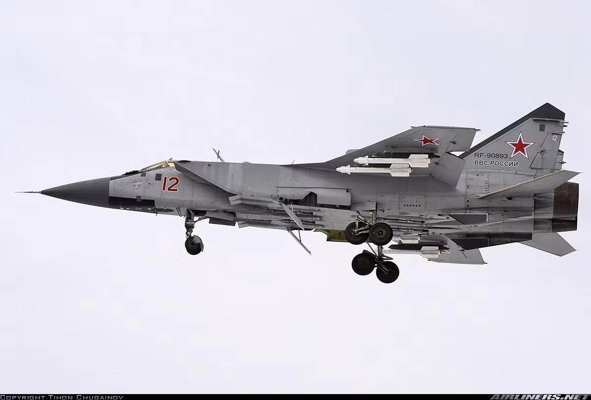 Thậm chí, nếu cần tiêm kích MiG-31 có thể mang phóng cả tên lửa chống radar Kh-31P hay Kh-58; không kích mục tiêu mặt đất bằng vũ khí dẫn đường như tên lửa Kh-59/29, bom hàng không KAB-1500/500 với sức tải 9 tấn. Nguồn ảnh: Airlines.net