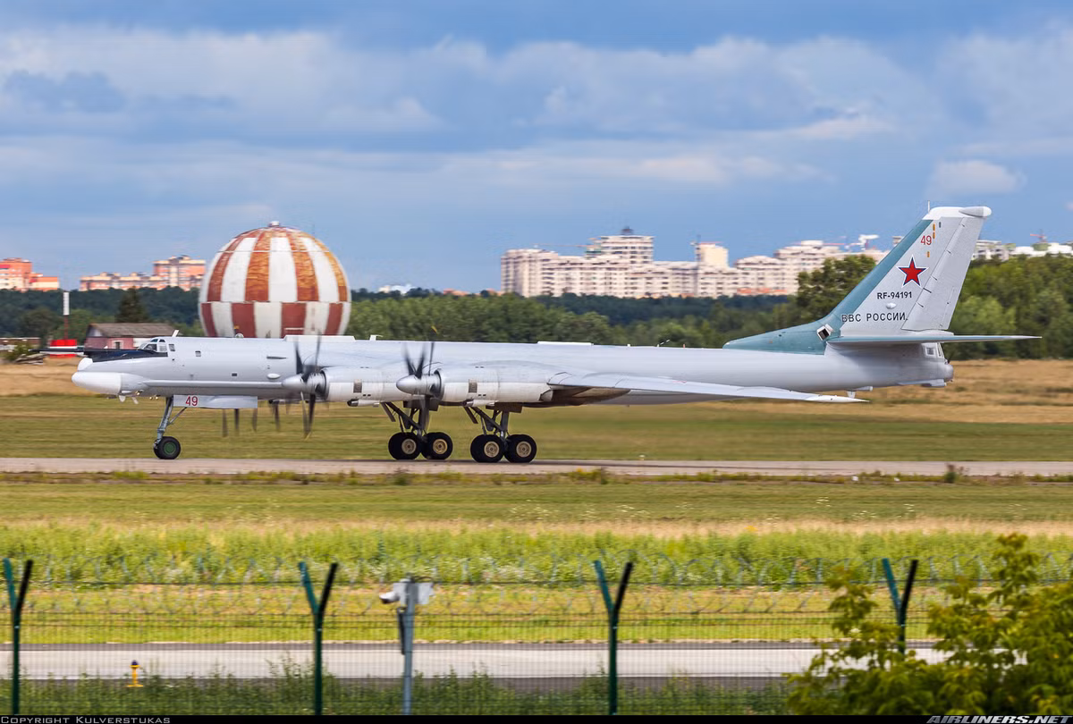 Không có nhiều thông tin về máy bay ném bom Tu-95MSM, chỉ biết rằng nó là phiên bản nâng cấp hiện đại hóa trên cơ sở mẫu Tu-95MS16 với hiện đại hóa hệ thống điện tử và bổ sung giá treo vũ khí bên ngoài. Nguồn ảnh: Airlines.net