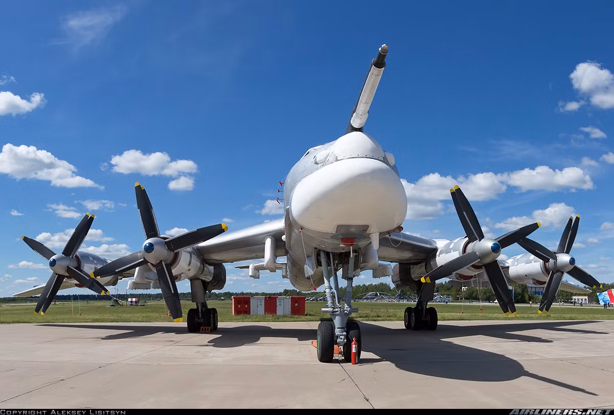 Chiếc máy bay Tu-95MSM đầu tiên có mật danh Dubna được chuyển giao cho Không quân Nga hồi tháng 8/2015. Dubna là tên một thị trấn ở tỉnh Moscow, nơi nổi tiếng thế giới về nghiên cứu hạt nhân ở Nga. Nguồn ảnh: Airlines.net