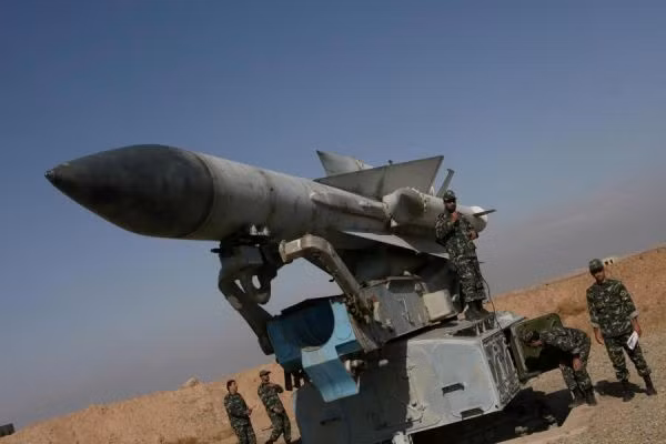 "Chúng tôi đã sửa chữa các hệ thống tên lửa phòng không S-200 của Syria trong suốt 4 tháng qua. Và nay, chúng đang bảo vệ hiệu quả lãnh thổ Syria, cũng như cung cấp khả năng bảo vệ không phận cho sườn phía đông của căn cứ hải quân Tartus và căn cứ không quân Hmeymim mà Quân đội Nga đang sử dụng", ông Shoigu nói trong một cuộc họp báo chung với Tổng thống Vladimir Putin. Nguồn ảnh: Army Recognition