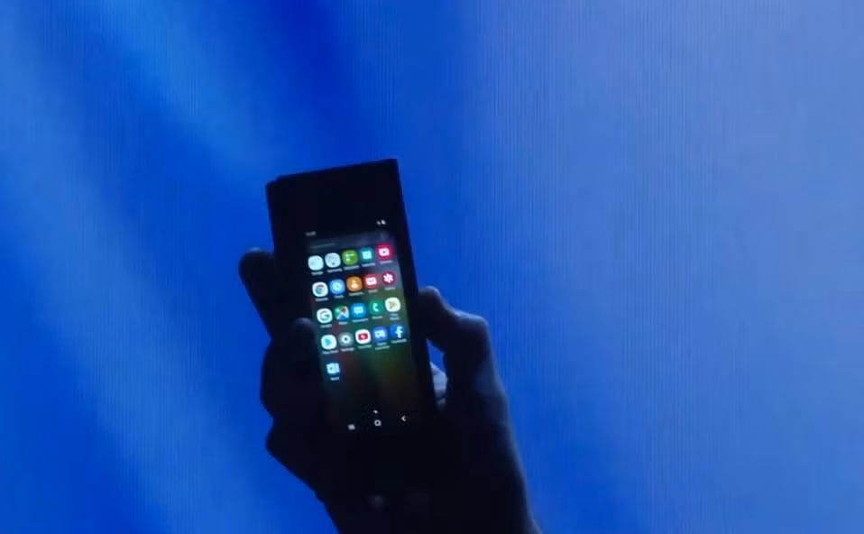 Samsung bất ngờ ra mắt điện thoại màn hình gập siêu nét Samsung bat ngo ra mat dien thoai man hinh gap sieu net