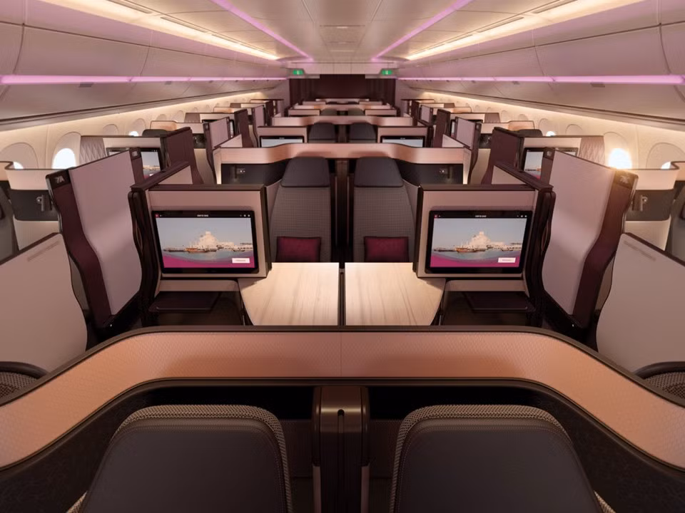 1. Qatar Airways Hãng hàng không Trung Đông Qatar Airways nổi tiếng với những dịch vụ đẳng cấp. Khoang hạng thương gia của hãng này được trang bị ghế cỡ rộng có thể ngả thành giường, bộ dụng cụ vệ sinh hiệu Giorgio Armani. Hành khách đi hạng này được phục vụ bữa ăn theo yêu cầu và thư giãn với hệ thống giải trí cá nhân có hơn 3.000 bộ phim, chương trình truyền hình và bài hát. Cabin hạng thương gia Q-Suite mới ra mắt của hãng này còn cho phép khách hàng nối thông gian của 4 người, lý tưởng cho các gia đình hoặc khách đi theo nhóm.