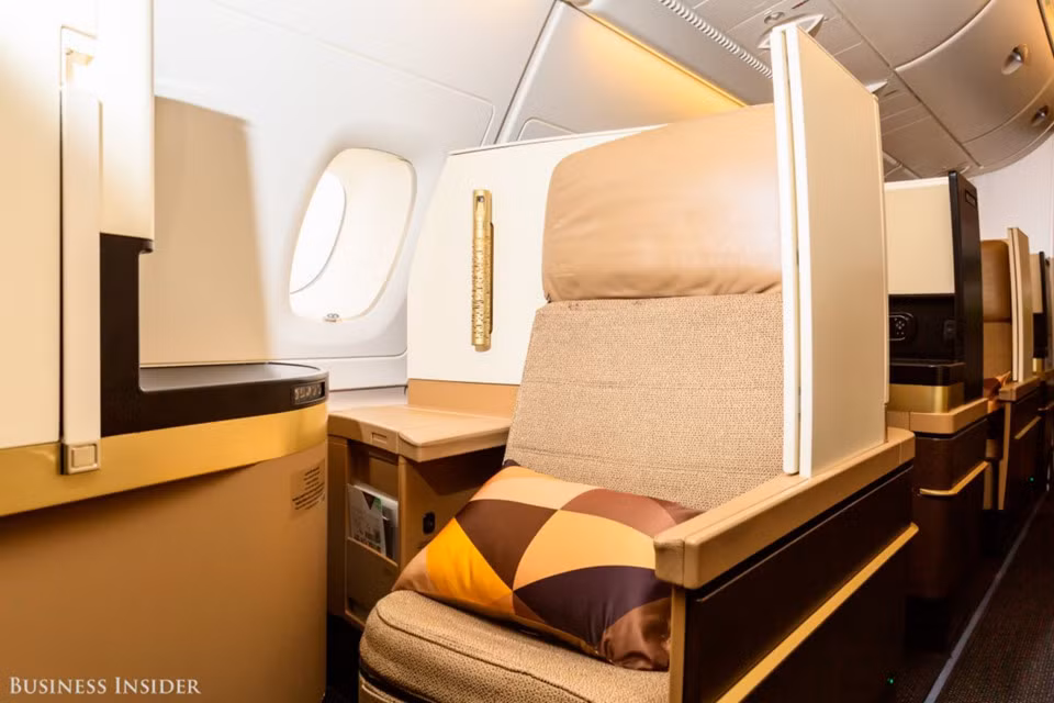 4. Etihad Airways Etihad Airways, hãng hàng không lớn thứ 2 tại Các tiểu vương quốc Ả Rập thống nhất, cung cấp nhiều loại dịch vụ trên khoang hạng thương gia. Trong đó, dịch vụ mới nhất và đẳng cấp nhất là Business Studio trên các máy bay Boeing 787 và Airbus A380 của hãng. Business Studio trang bị cho hành khách ghế ngồi massage cỡ lớn có thể trải thành giường, TV màn hình chạm 18,5 inch. Hành khách thậm chí còn được phục vụ tại quầy lobby để giao lưu với những người khác trên các máy bay A380.