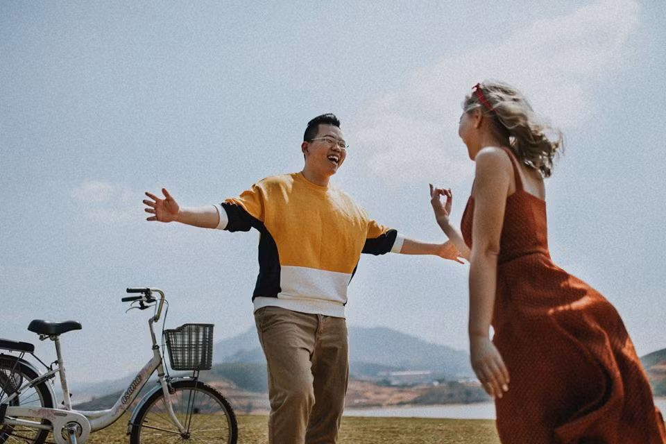 Sau lần ấy, cặp đôi thường xuyên đi chơi, du lịch, hai bên cảm thấy gắn bó, hiểu nhau nhiều hơn.