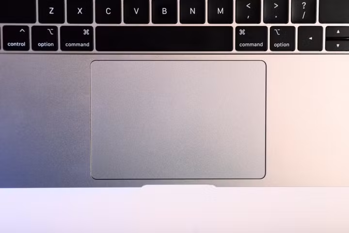 3. Force Touch là một bổ sung không cần thiết. Nó không hữu ích như trên iPhone. Chức năng cao giá này ở MacBook Air khiến chi phí tăng lên đáng kể.