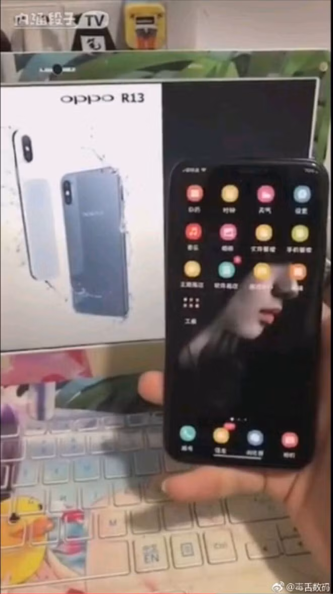 Mặt trước của Oppo R13 khá giống iPhone X với phần viền thừa ở cạnh trên màn hình.