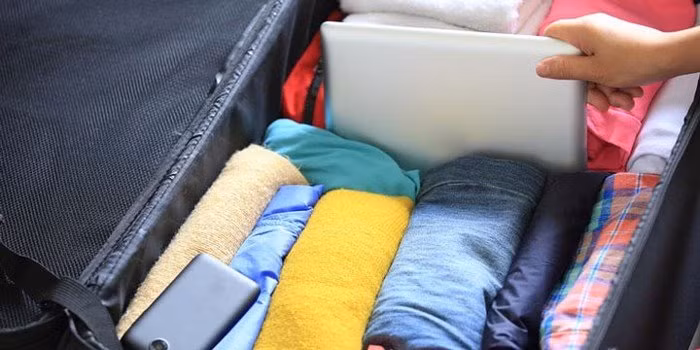 Tiết kiệm diện tích trong vali: "Tôi thường đi vài ngày thậm chí đến vài ba tuần, tôi tiết kiệm không gian bằng cách cuộn quần áo thay vì gấp chúng như ở nhà", một nữ tiếp viên chia sẻ với Business Insider. Ảnh: Shutterstock.