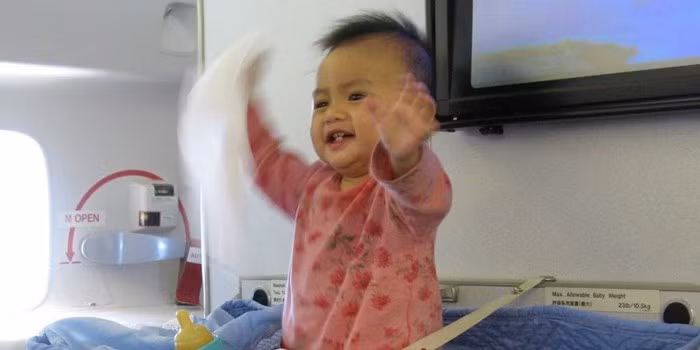 Không ngồi gần ghế trẻ em: "Khi không thể trốn thoát hay chê trách những đứa trẻ vì chúng la hét, khóc lóc, bạn chỉ có thể tránh bằng cách chọn một ở vị trí xa chúng", chia sẻ của một tiếp viên trên Oyster. Trên máy bay cũng có khu vực dành riêng cho những bố, mẹ có con nhỏ gọi là "vách ngăn", trẻ con dưới 1 tuổi có thể nằm, chơi thoải mái. Ảnh: Flickr/ wwhyte.