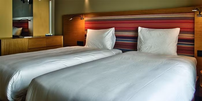 Luôn ngủ trên giường với chăn, ga sạch sẽ: Một tiếp viên hàng không với 19 năm kinh nghiệm chia sẻ: Đừng ngủ trên những tâm ga giường của khách sạn mà bị nhăn nhúm hay không sạch sẽ bởi chắc có người đã nằm ở đó. Ảnh: shutterstock.