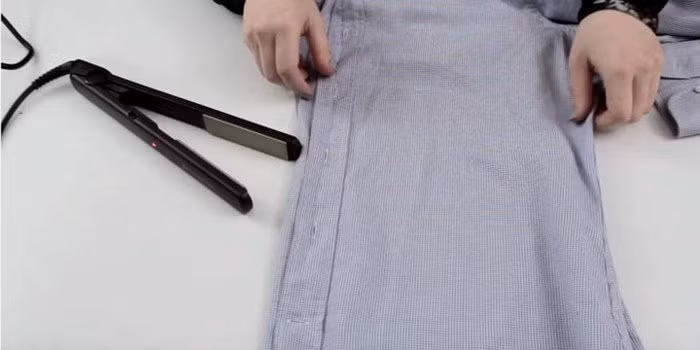 Là quần áo bằng máy làm tóc: Bằng việc sử dụng chiếc máy làm tóc mini, bạn có thể làm là quần áo vừa thẳng, vừa nhanh, tiếp viên hàng không với 30 năm kinh nghiệm kể cho Business Insider. Ảnh: Youtube.