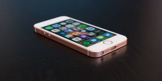 Bên cạnh đó, Apple cũng khai tử chiếc iPhone SE, mẫu máy có giá bán rẻ nhất hiện tại, khởi điểm từ 350 USD.