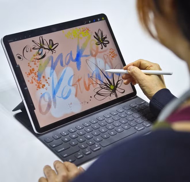 Chiếc iPad Pro 11 inch ra mắt năm 2018 có giá khởi điểm từ 799 USD, tăng 23% so với phiên bản iPad Pro 10,5 inch phát hành năm 2017. Ngoài ra, mẫu iPad Pro 12,9 inch có giá bán từ 999 USD, tăng 25% so với năm trước.