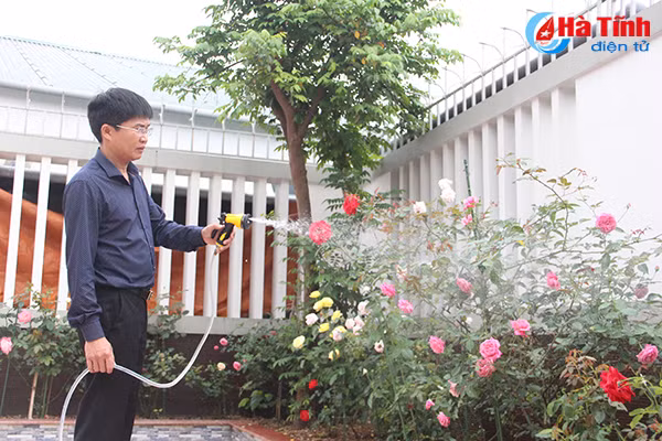 Vườn hồng của anh Phan Sỹ Nhật được tạo hình thành lối đi vào nhà khiến không gian bê tông phố thị trở nên mềm mại, tươi mát hơn...