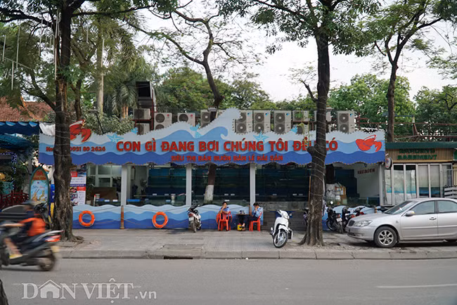 Tuy nhiên khu vực tiếp giáp với đường Đào Tấn có mặt tiền dài hàng trăm mét vốn là hàng rào của công viên cũng “hô biến” thành một chuỗi các hàng ăn, quán nhậu, gara sửa ôtô, quán café; nhiều cửa hàng được xây dựng kiên cố, hoạt động rầm rộ. Hằng ngày, khách ra vào nườm nượp, ôtô, xe máy đỗ tràn cả lên phía vỉa hè.