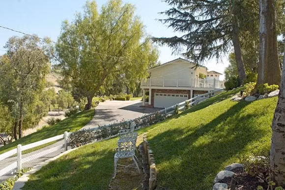 Được biết, nữ ca sĩ đã mua cơ ngơi ở Hidden Hills, California vào năm 2015 với giá 5 triệu USD (gần 114 tỷ đồng).